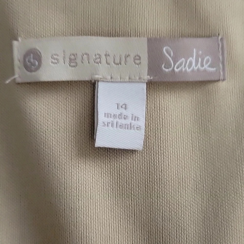 Signature Sadie Dress - Picture 6 of 7